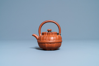 Een Chinese Yixing steengoed chrysantvormige theepot met deksel, Yongzheng/Qianlong