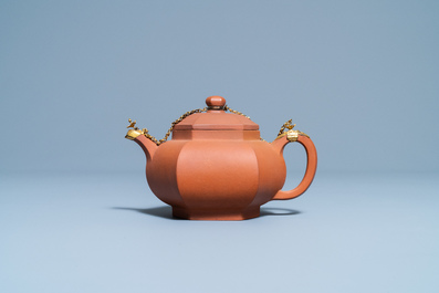 Een Chinese Yixing steengoed theepot met vergulde montuur, Kangxi