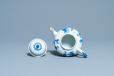 Een Chinese blauw-witte theepot met verfijnd decor van Lange Lijzen, Jiajing merk, Kangxi