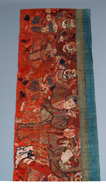 Een groot horizontaal Chinees borduurwerk met rode fondkleur, 19e eeuw