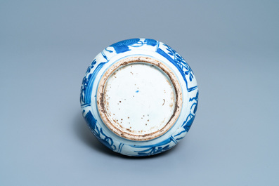 Een Chinese blauw-witte kendi, Wanli