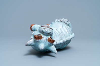 Un mod&egrave;le d'un qilin en gr&egrave;s porcelaineux dite 'de Shiwan', 18/19&egrave;me