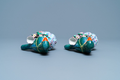Une paire de bougeoirs en forme d'oiseaux en porcelaine de Chine famille rose, Qianlong