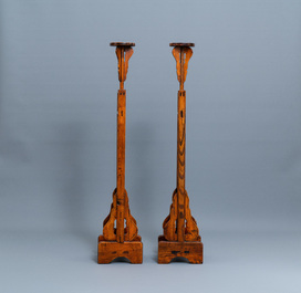 Une paire de supports de lanternes en bois sculpt&eacute;, Chine, 19&egrave;me