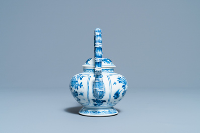 Een Chinese blauw-witte theepot met bamboevormige tuit en handvat, Kangxi