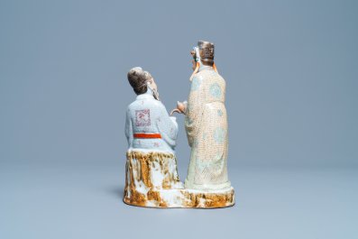 Un groupe en porcelaine de Chine polychrome figurant deux hommes, marque en creux, R&eacute;publique