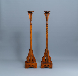 Une paire de supports de lanternes en bois sculpt&eacute;, Chine, 19&egrave;me