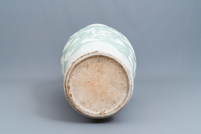 Un vase de taille exceptionelle en porcelaine de Chine &agrave; fond c&eacute;ladon, 19&egrave;me