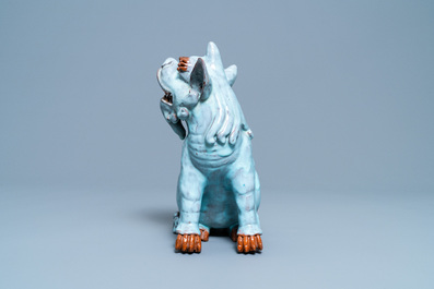 Un mod&egrave;le d'un qilin en gr&egrave;s porcelaineux dite 'de Shiwan', 18/19&egrave;me