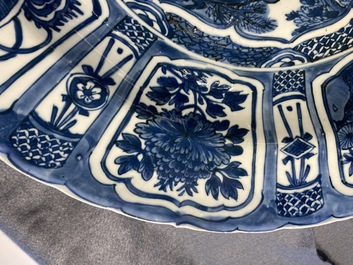 Een zeer grote Chinese blauw-witte kraakporseleinen schotel met een mythisch dier, Wanli