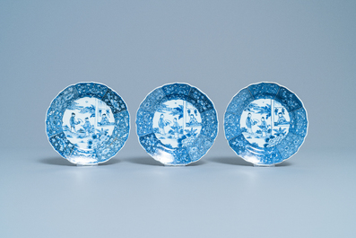 Douze assiettes en porcelaine de Chine en bleu et blanc &agrave; d&eacute;cor de 'La romance de la chambre de l'ouest', Qianlong