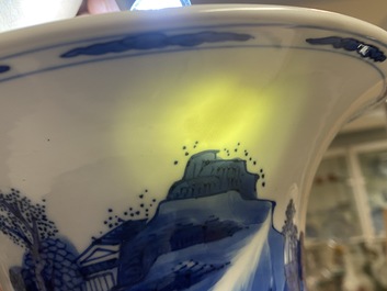 Un vase de forme yenyen en porcelaine de Chine en bleu et blanc &agrave; d&eacute;cor d'un paysage fluvial, Kangxi