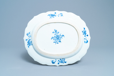 Een grote ovale Chinese blauw-witte 'Romance of the Western Chamber' schotel, Qianlong