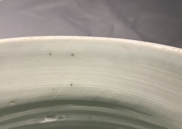 Une paire de vases couverts en porcelaine de Chine en bleu et blanc, Kangxi