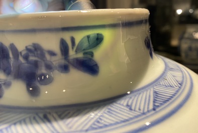 Une paire de vases couverts en porcelaine de Chine en bleu et blanc, Kangxi