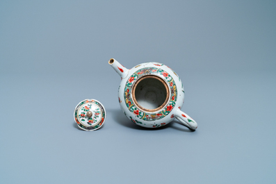 Twee Chinese famille verte trembleuses, een theepot en een bord, Kangxi