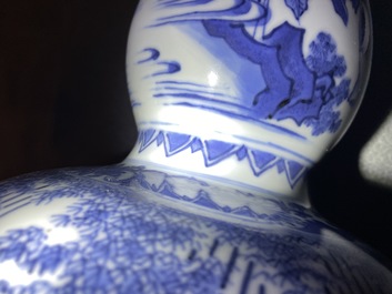 Un vase de forme double gourde en porcelaine de Chine en bleu et blanc, &eacute;poque Transition