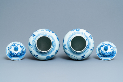 Une paire de vases couverts en porcelaine de Chine en bleu et blanc, Kangxi