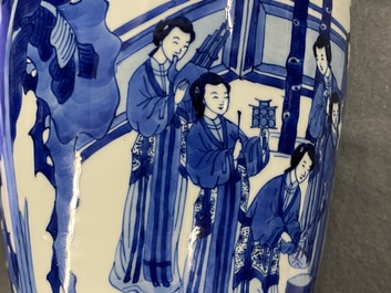 Une paire de vases en porcelaine de Chine en bleu et blanc &agrave; d&eacute;cor de musiciennes et de danseuses, Kangxi
