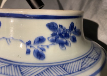 Une paire de vases couverts en porcelaine de Chine en bleu et blanc, Kangxi