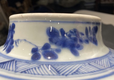 Een paar Chinese blauw-witte dekselvazen met vogels bij rotsen, Kangxi