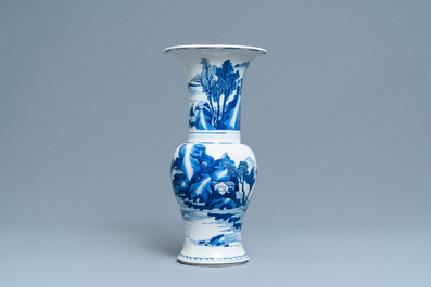 Een Chinese blauw-witte yenyen vaas met een rivierlandschap, Kangxi