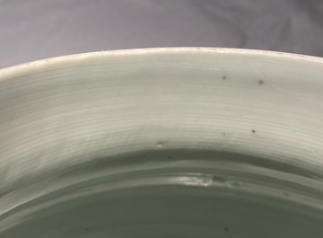 Une paire de vases couverts en porcelaine de Chine en bleu et blanc, Kangxi