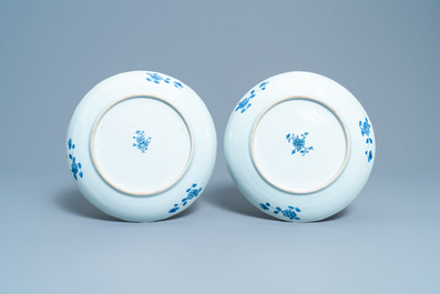 Une paire de plats en porcelaine de Chine en bleu et blanc &agrave; d&eacute;cor de 'La romance de la chambre de l'ouest', Qianlong