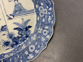 Un grand plat de forme ovale en porcelaine de Chine en bleu et blanc &agrave; d&eacute;cor de 'La romance de la chambre de l'ouest', Qianlong