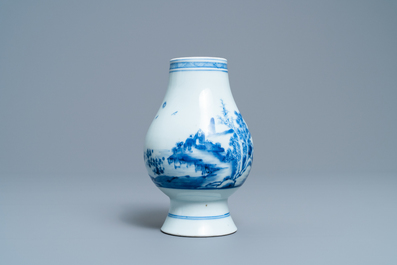 Een Chinese blauw-witte vaas met figuren in een landschap, Yongzheng merk en periode