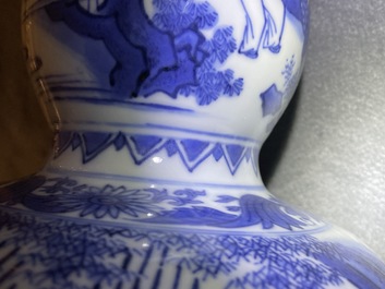 Un vase de forme double gourde en porcelaine de Chine en bleu et blanc, &eacute;poque Transition