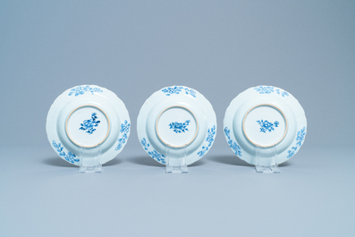 Douze assiettes en porcelaine de Chine en bleu et blanc &agrave; d&eacute;cor de 'La romance de la chambre de l'ouest', Qianlong