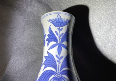 Un vase de forme double gourde en porcelaine de Chine en bleu et blanc, &eacute;poque Transition