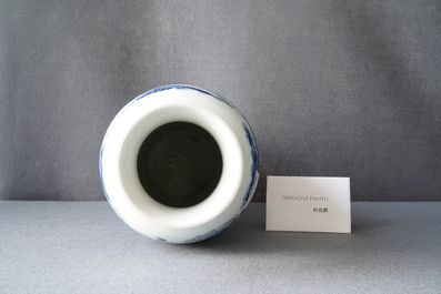 Une paire de vases en porcelaine de Chine en bleu et blanc &agrave; d&eacute;cor de musiciennes et de danseuses, Kangxi
