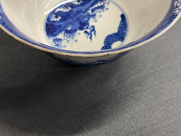 Un bol en porcelaine de Chine en bleu et blanc &agrave; d&eacute;cor de dragons et carpes, marque de Xuande, Kangxi