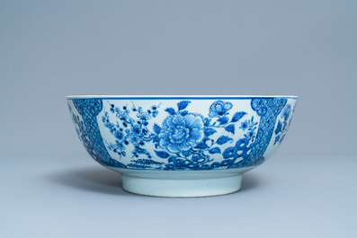 Een grote Chinese blauw-witte kom met florale vakverdeling, Qianlong