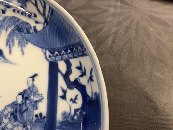 Une paire d'assiettes en porcelaine de Chine en bleu et blanc &agrave; d&eacute;cor narratif, Kangxi/Yongzheng