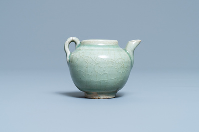 Een Chinese monochrome celadon geglazuurde theepot, Ming
