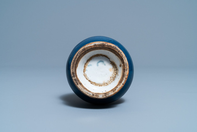 Een Chinese monochrome blauwe knoflookhalsvaas met opgelegde biscuit draak, Jiajing