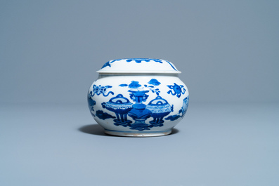 Een Chinese blauw-witte wierookbrander en deksel met antiquiteiten, Kangxi