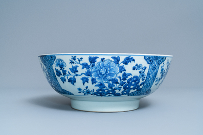 Een grote Chinese blauw-witte kom met florale vakverdeling, Qianlong