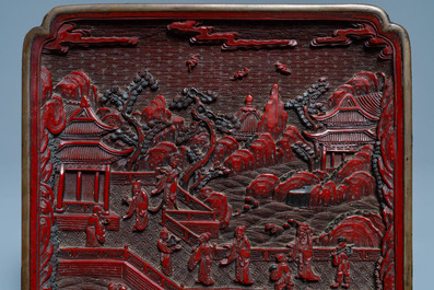 Een paar Chinese tweekleurige vierkante lakwerk schotels, Qianlong merk en periode