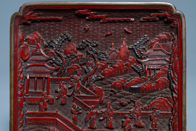 Une paire de plats de forme carr&eacute;e en laque rouge et noire, marque et &eacute;poque de Qianlong