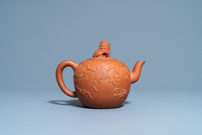 Een grote Chinese Yixing steengoed theepot met deksel, Kangxi