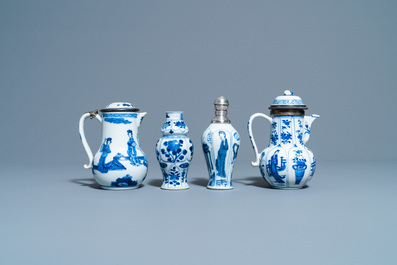 Twee Chinese blauw-witte dekselkannen en twee vaasjes, Kangxi