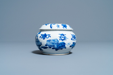 Een Chinese blauw-witte wierookbrander en deksel met antiquiteiten, Kangxi