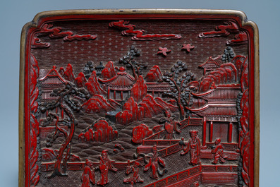 Une paire de plats de forme carr&eacute;e en laque rouge et noire, marque et &eacute;poque de Qianlong