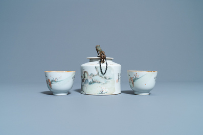 Une th&eacute;i&egrave;re et deux tasses et soucoupes en porcelaine de Chine qianjiang cai, 19/20&egrave;me
