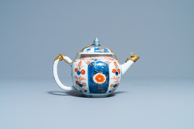 Une th&eacute;i&egrave;re couverte en porcelaine de Chine de style Imari &agrave; monture dor&eacute;e, Kangxi