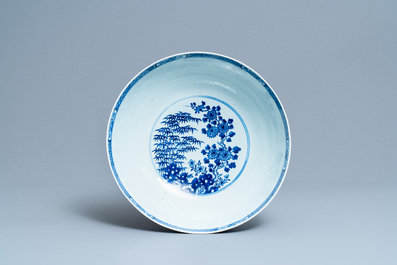 Un grand bol en porcelaine de Chine en bleu et blanc &agrave; d&eacute;cor floral, Qianlong